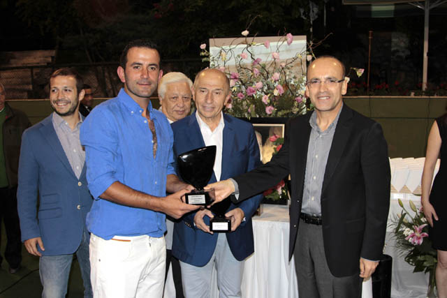 Levent Güray Cup Tenis Turnuvası’nın final maçı oynandı. Kazanan geçen yıl olduğu gibi yine Nihat Özdemir oldu.