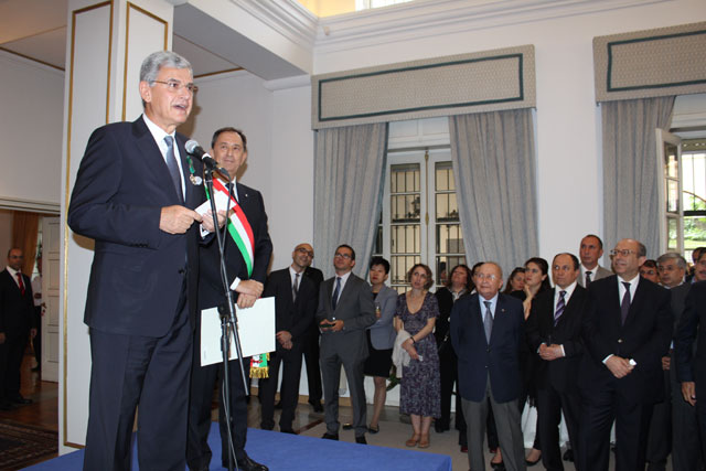 TBMM Dışişleri Komisyonu Başkanı Volkan Bozkır İtalya’nın Ankara Büyükelçiliği’nde düzenlenen törende İtalya Cumhurbaşkanlığı Liyakat Nişanı ’nı aldı.