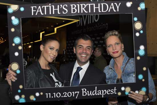 işadamı Fatih Yüksel Budapeşte'de doğum günün kutladı. Melinda Erdelyi , Fatih Yuksel , ildiko Jordaki
