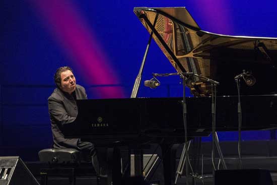 14. Bodrum Müzik Festivali kapsamında sahne alan dünyaca ünlü piyanistimiz Fazıl Say, Yürüyen Köşk resitali ile izleyicileri büyüledi. 