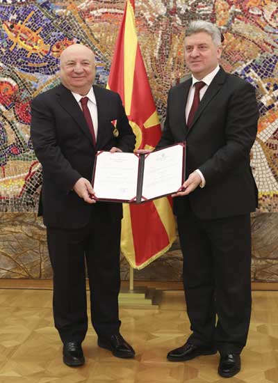 Makedonya Cumhurbaşkanı Corge Ivanov, iki ülke arasındaki ilişkilerin gelişmesine ve ülkenin kalkınmasına yaptığı katkılardan dolayı TAV Havalimanları İcra Kurulu Başkanı Sani Şener’e Liyakat Nişanı verdi.