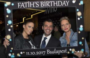 işadamı Fatih Yüksel Budapeşte'de doğum günün kutladı. Melinda Erdelyi , Fatih Yuksel , ildiko Jordaki