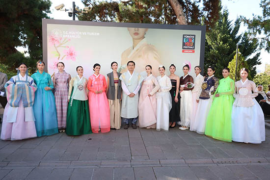 kore kultur merkezi hanbok defilesi mayatta
