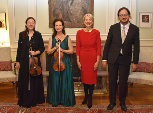 Keman Virtuozu Madeleine Mitchell resitali birlesik krallik ankara buyukelciligi jill morris mayatta