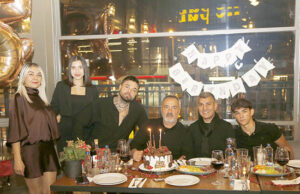 iş adamı murat öztürk 55. doğumgününü ailesiyle kutladı