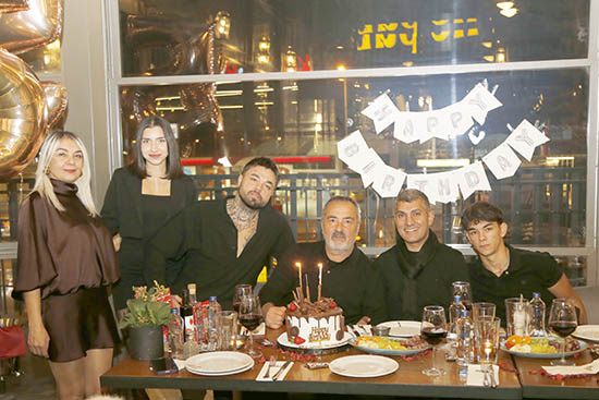 iş adamı murat öztürk 55. doğumgününü ailesiyle kutladı