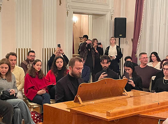 polonya buyukelciligi Adam Mickiewicz anma 30122025