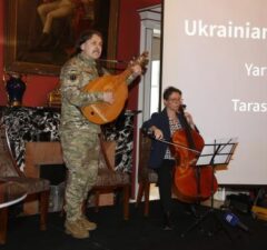 fransa buyukelciligi savas karsisinda ukraynali sanatcilar 25.02.2026