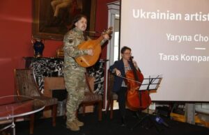 fransa buyukelciligi savas karsisinda ukraynali sanatcilar 25.02.2026