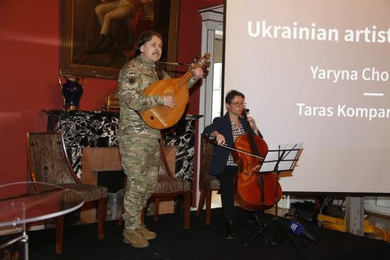 fransa buyukelciligi savas karsisinda ukraynali sanatcilar 25.02.2026