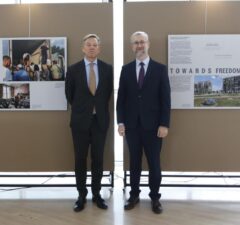 hollanda ukrayna demir insanlar sergisi acilisi