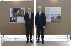 hollanda ukrayna demir insanlar sergisi acilisi