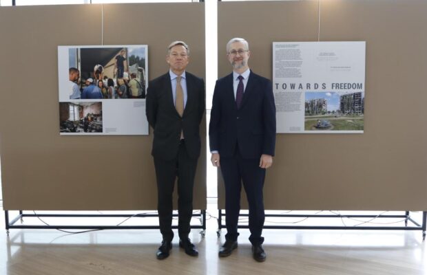 hollanda ukrayna demir insanlar sergisi acilisi