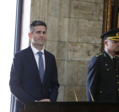 tom berendsen anitkabir ozel defterini imzaladi mayatta