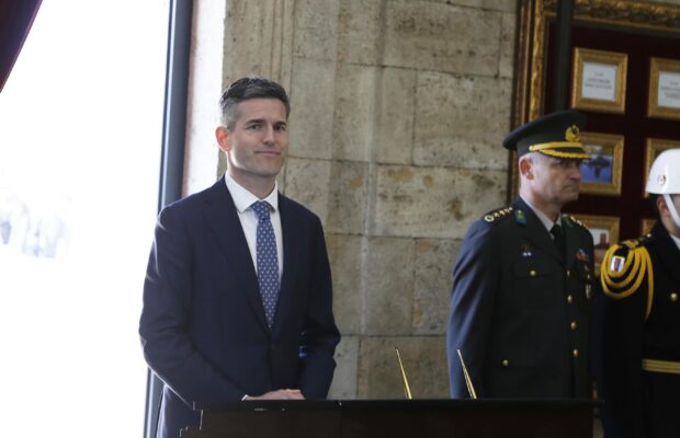 tom berendsen anitkabir ozel defterini imzaladi mayatta