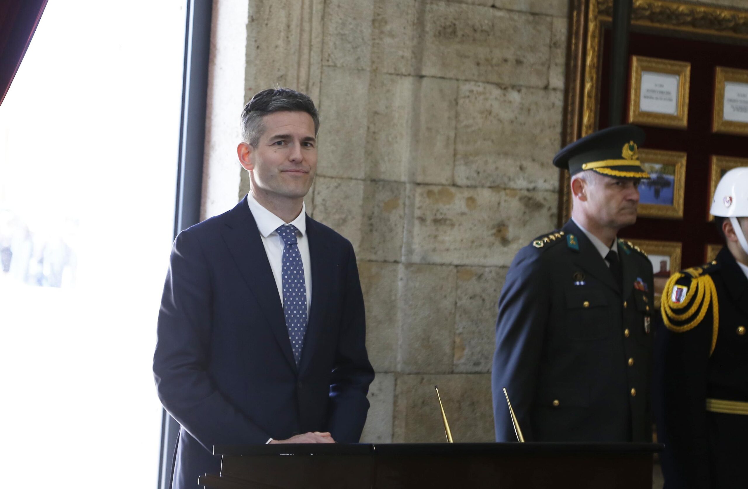 tom berendsen anitkabir ozel defterini imzaladi mayatta