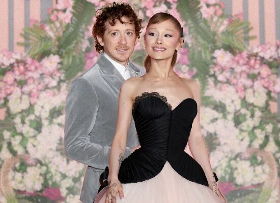 Ariana Grande Ethan Slater